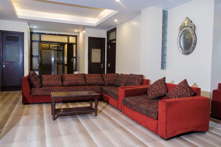 Lounge 28 of 29