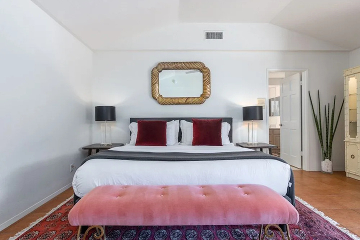 Room 4 of 18