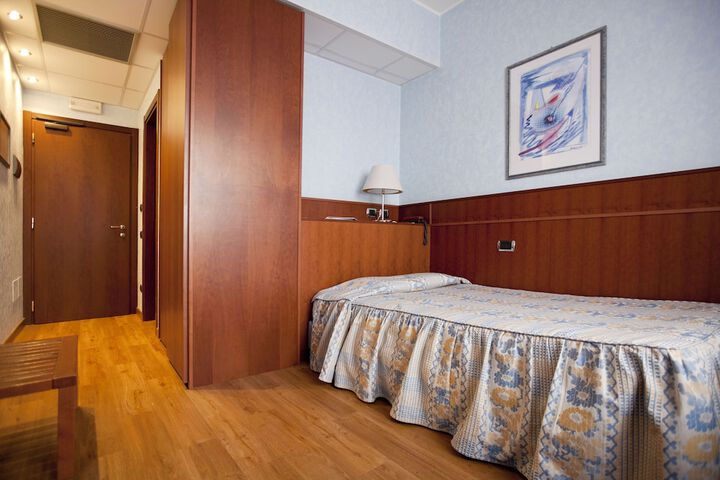Room 17 of 33
