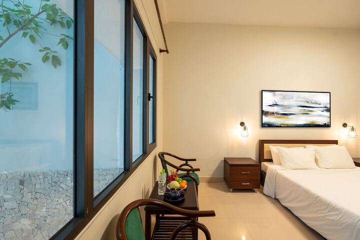 Room 4 of 77