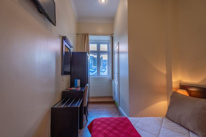 Room 13 of 36