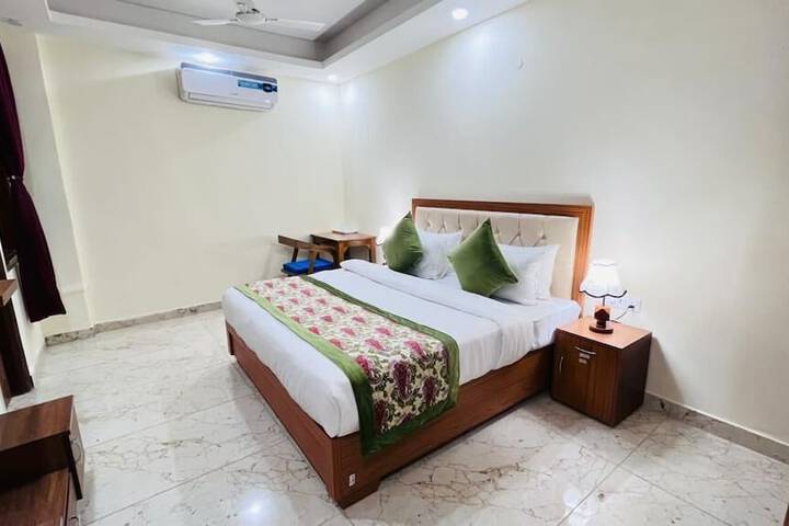 Room 5 of 11
