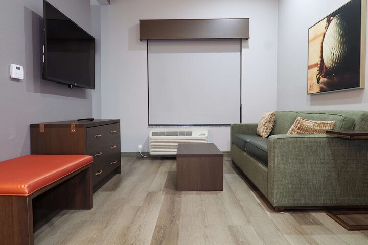 Room 32 of 60