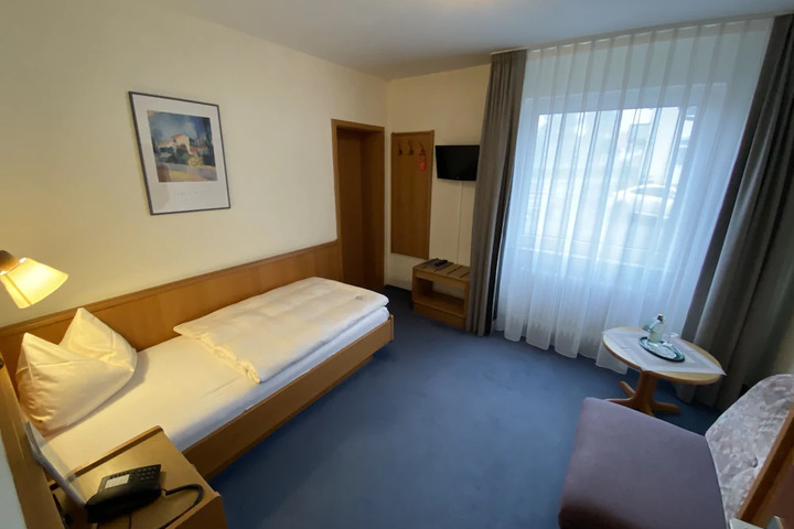 Room 9 of 10