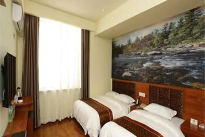Room 5 of 8
