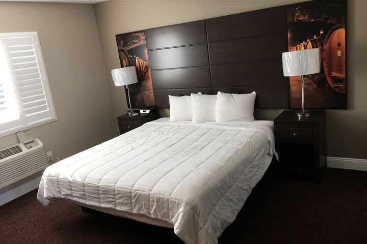 1 Queen Bed (2 of 8)
