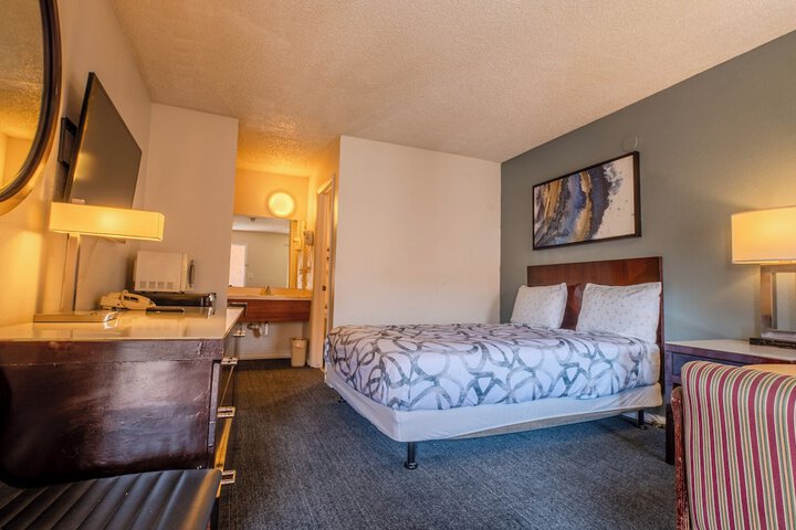 Classic Queen Bed (8 of 38)