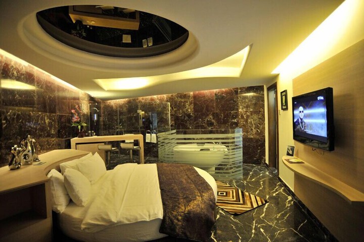 Room 23 of 61