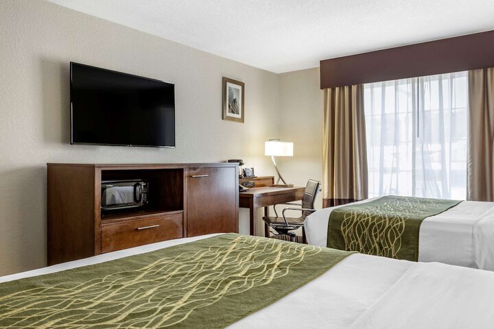 2 Queen Beds (9 of 10)