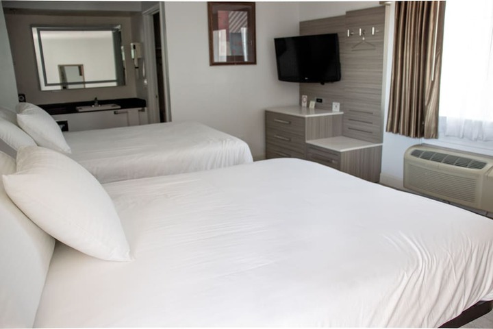 Double Deluxe King Bed (2 of 14)