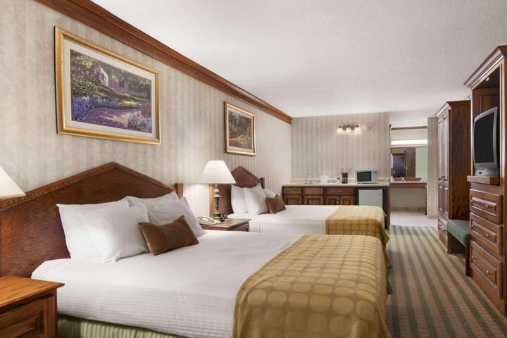 1 Queen Bed (21 of 24)