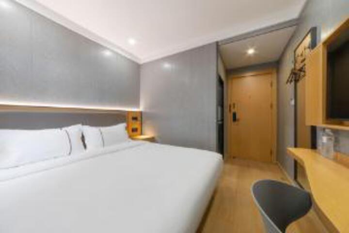 Room 11 of 12