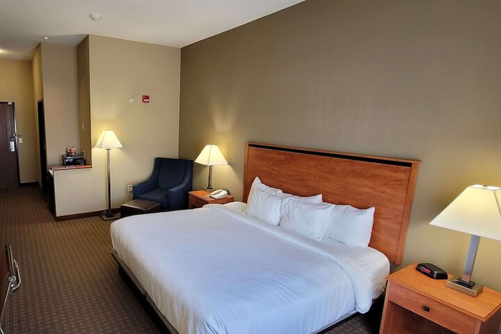 1 King Bed (3 of 23)