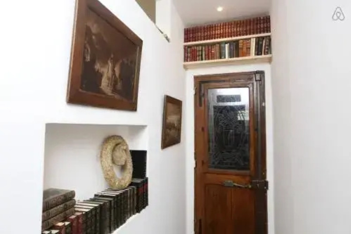 Room 9 of 11