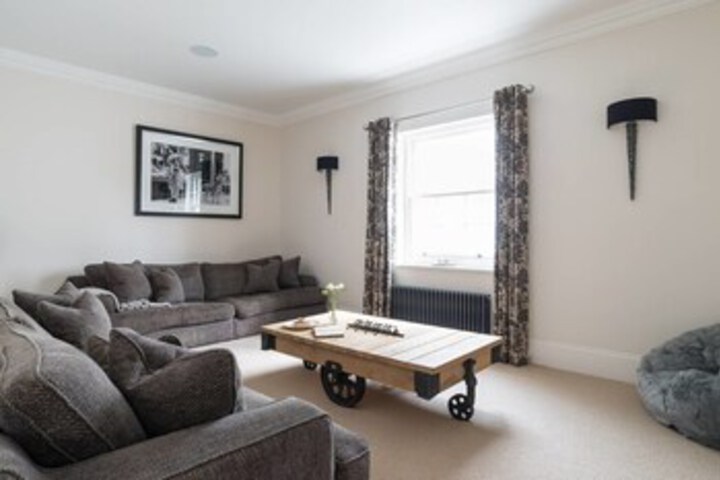 Stylish 5BR House in Hampton Court