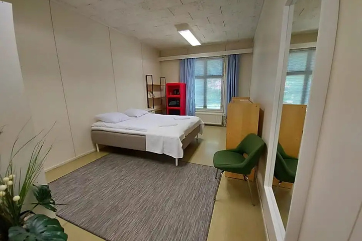 Room 5 of 12