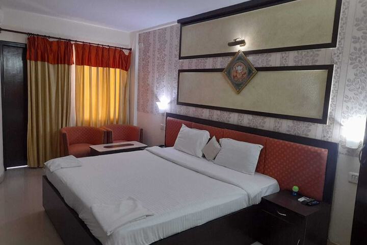 Room 6 of 9