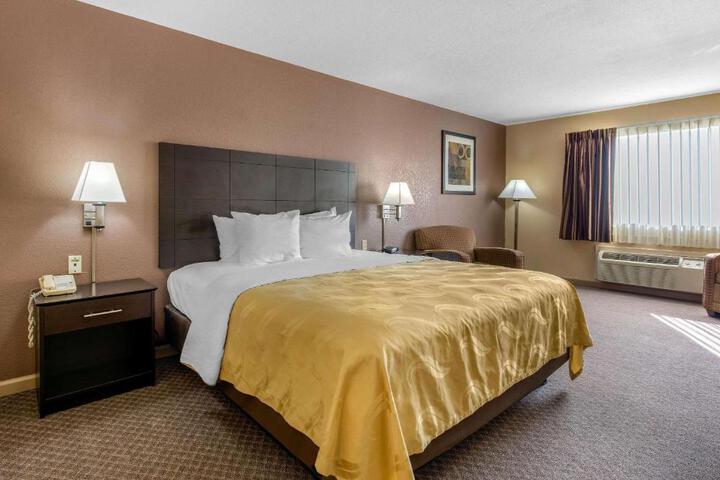 1 King Bed Accessible (3 of 15)