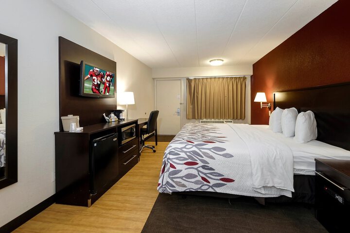 Deluxe King Bed (4 of 18)
