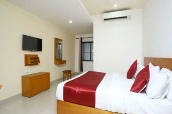 OYO 15560 Assent Inn