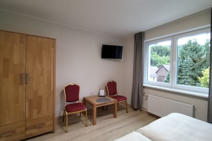 Room 12 of 37
