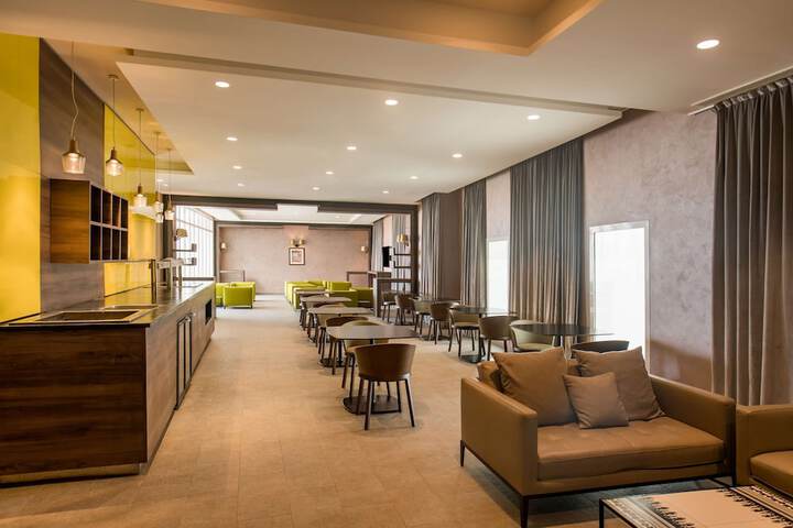 Lounge 167 of 203
