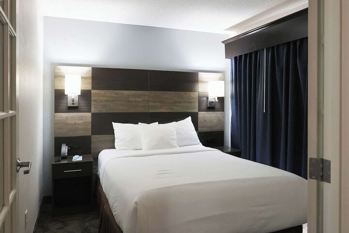 1 Queen Bed Efficiency Suite (5 of 54)