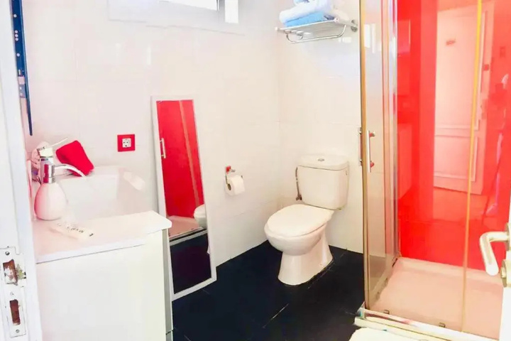Room 8 of 19