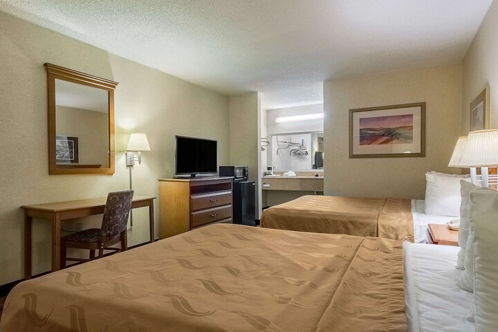 2 Queen Beds (5 of 11)