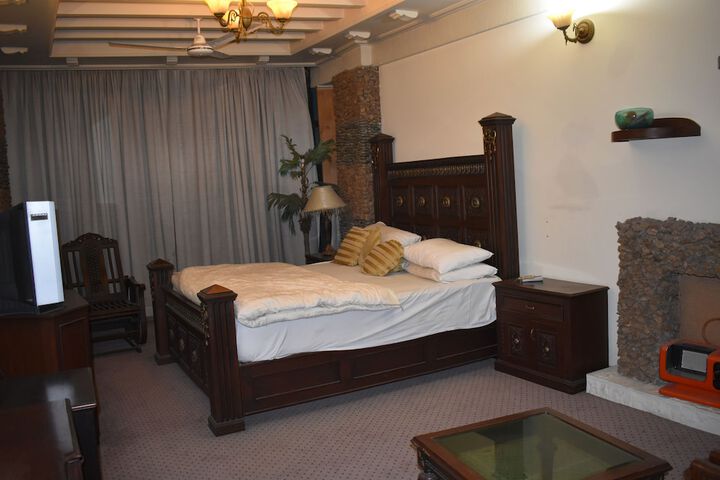 Room 6 of 8