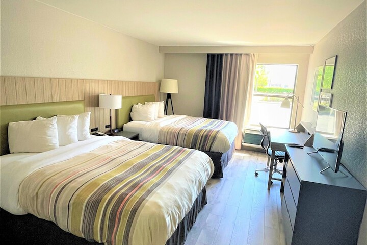 2 Queen Beds (1 of 10)