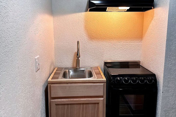 1 Full Bed Deluxe Studio Suite (5 of 16)