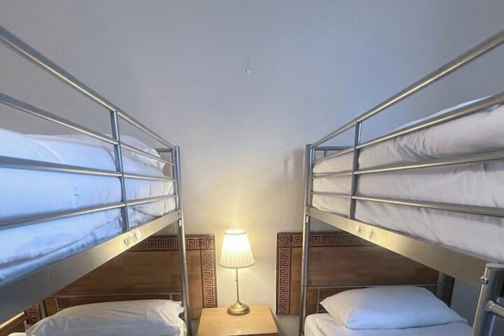 Room 7 of 18
