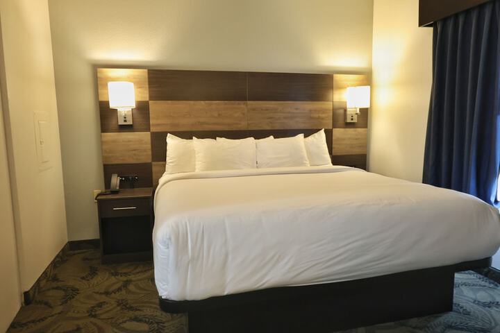 1 Queen Bed Efficiency Suite (2 of 54)