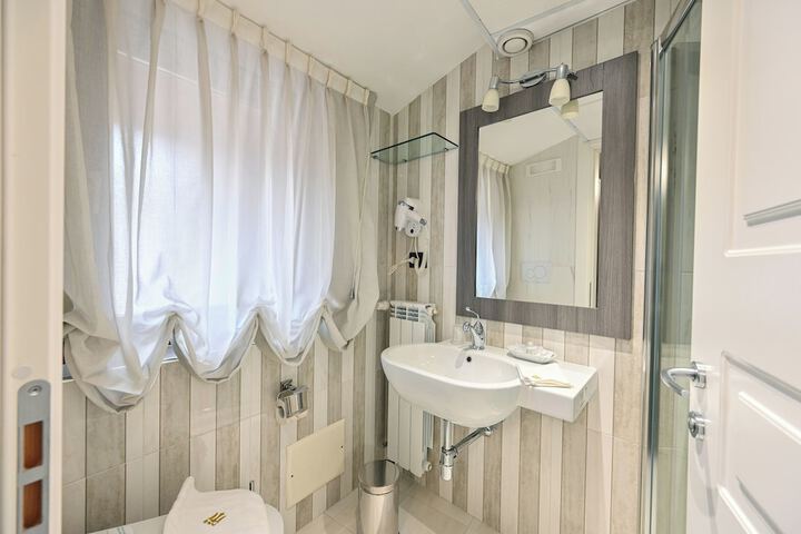 Room 14 of 32