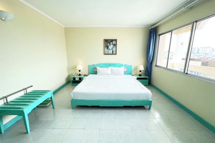 Room 8 of 30