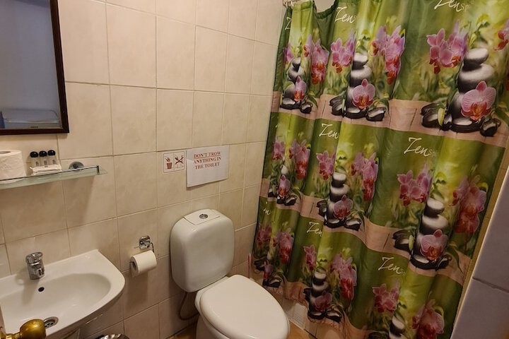 Room 32 of 64