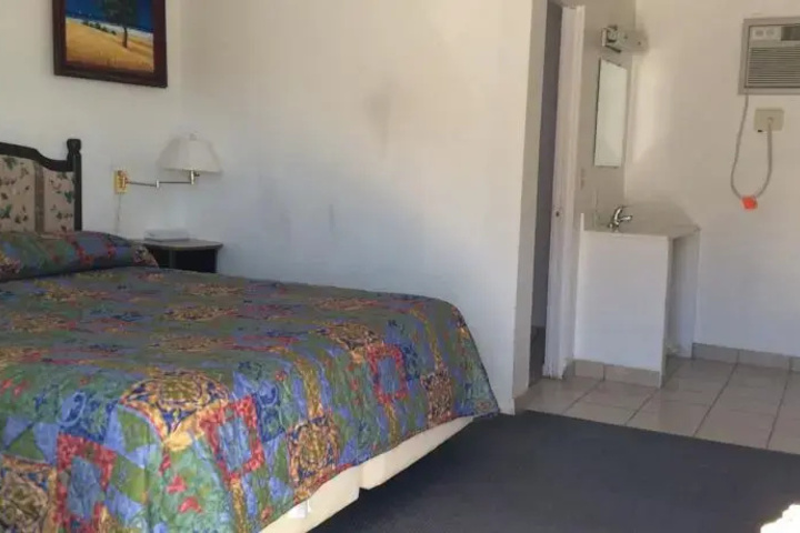Room 6 of 9