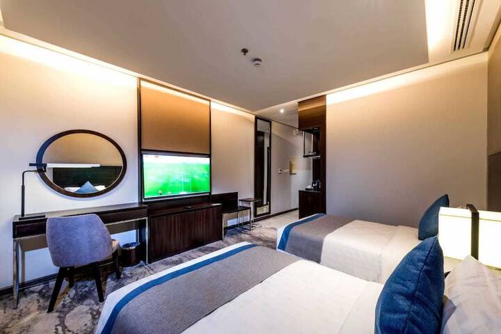 Room 10 of 16