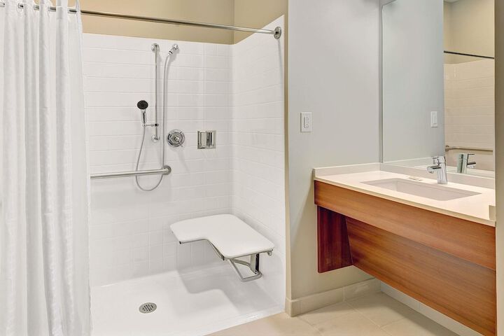 2 Queen Beds (9 of 10)