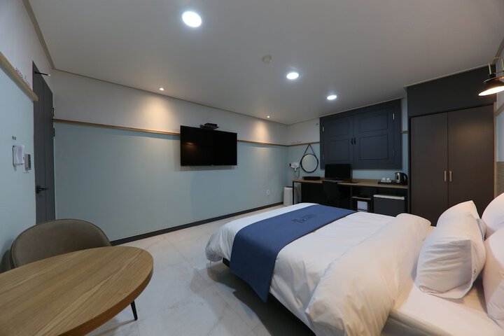 Room 17 of 100