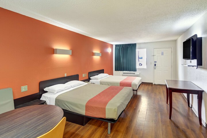 2 Queen Beds (3 of 8)
