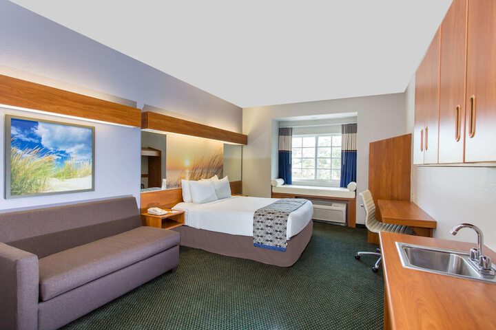 1 Queen Bed (2 of 12)