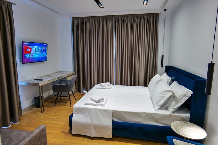 Room 9 of 102