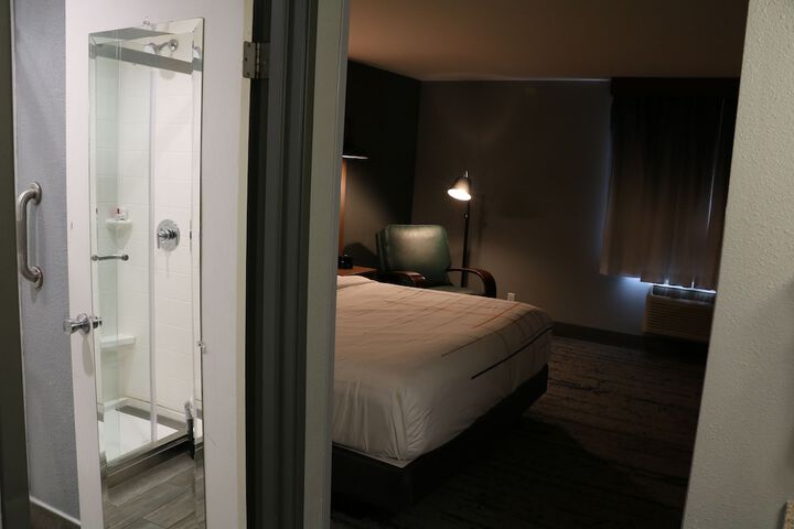 1 King Bed (5 of 22)