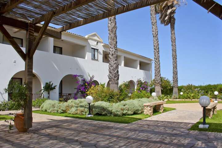 Hotel Exterior 39 of 46