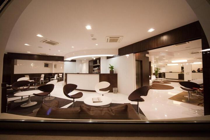Lounge 5 of 23