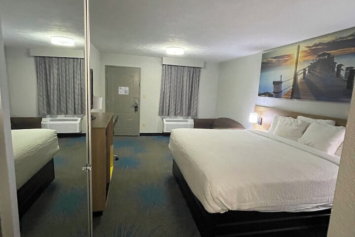 1 King Bed Accessible (9 of 16)
