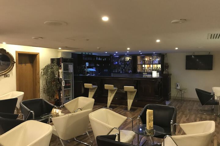 Lounge 36 of 43