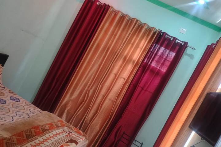 Room 5 of 12
